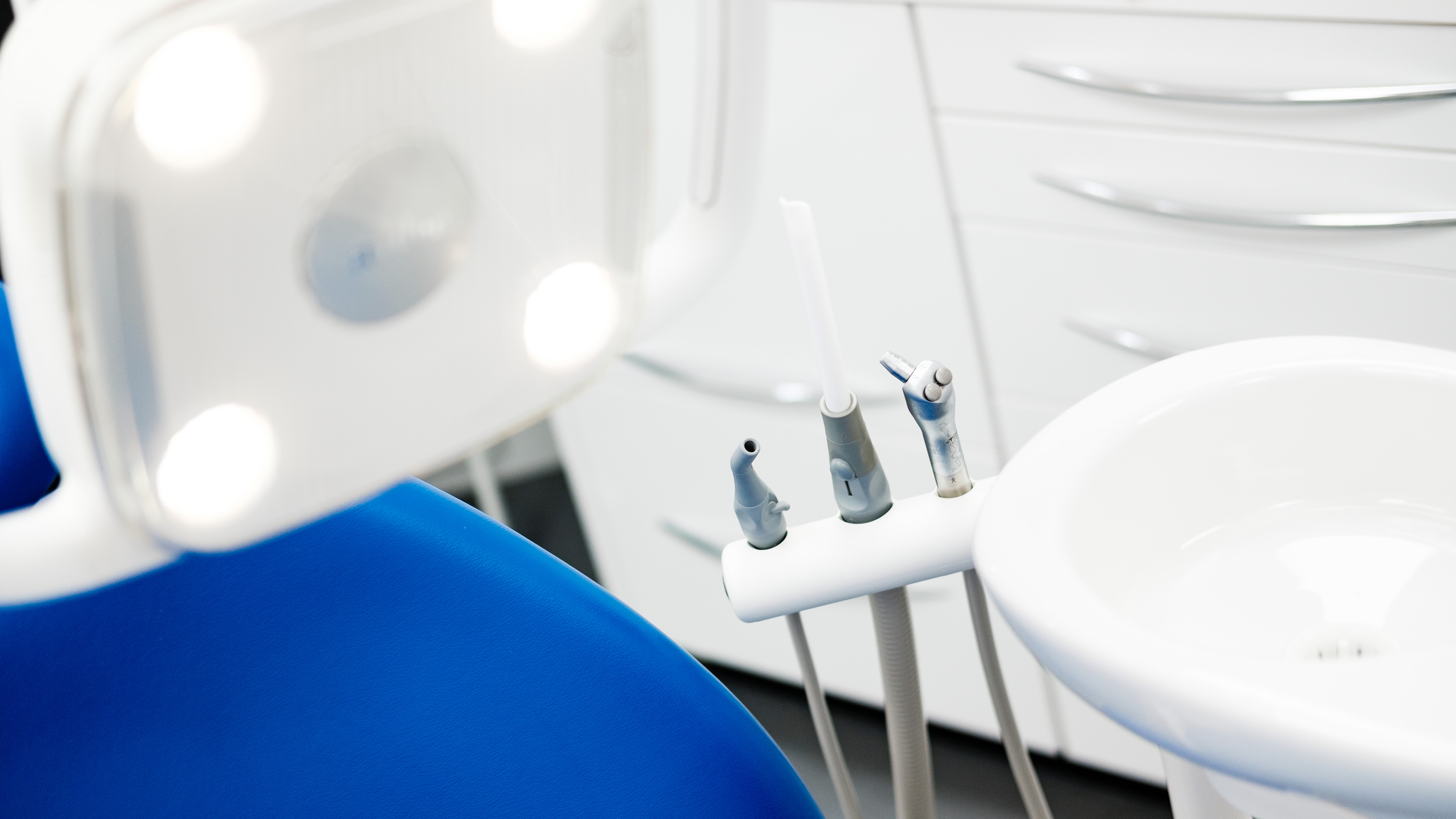 Image of dentist chair and light